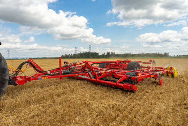 The PLANO VT 6060 trailed stubble cultivator has a working width of 6 metres and 6 rows of tines.